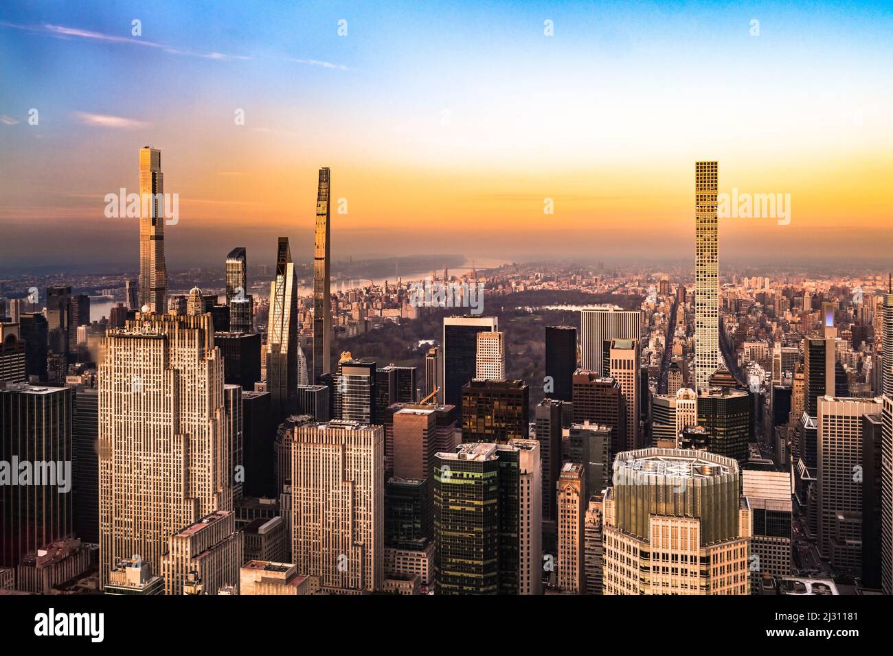 Vue aérienne prise depuis le Summit One Vanderbilt de Midtown Manhattan à New York, en direction de Central Park et de plusieurs gratte-ciels Banque D'Images Vue aérienne prise depuis le Summit One Vanderbilt de Midtown Manhattan à New York, en direction de Central Park et de plusieurs gratte-ciels Banque D'Images