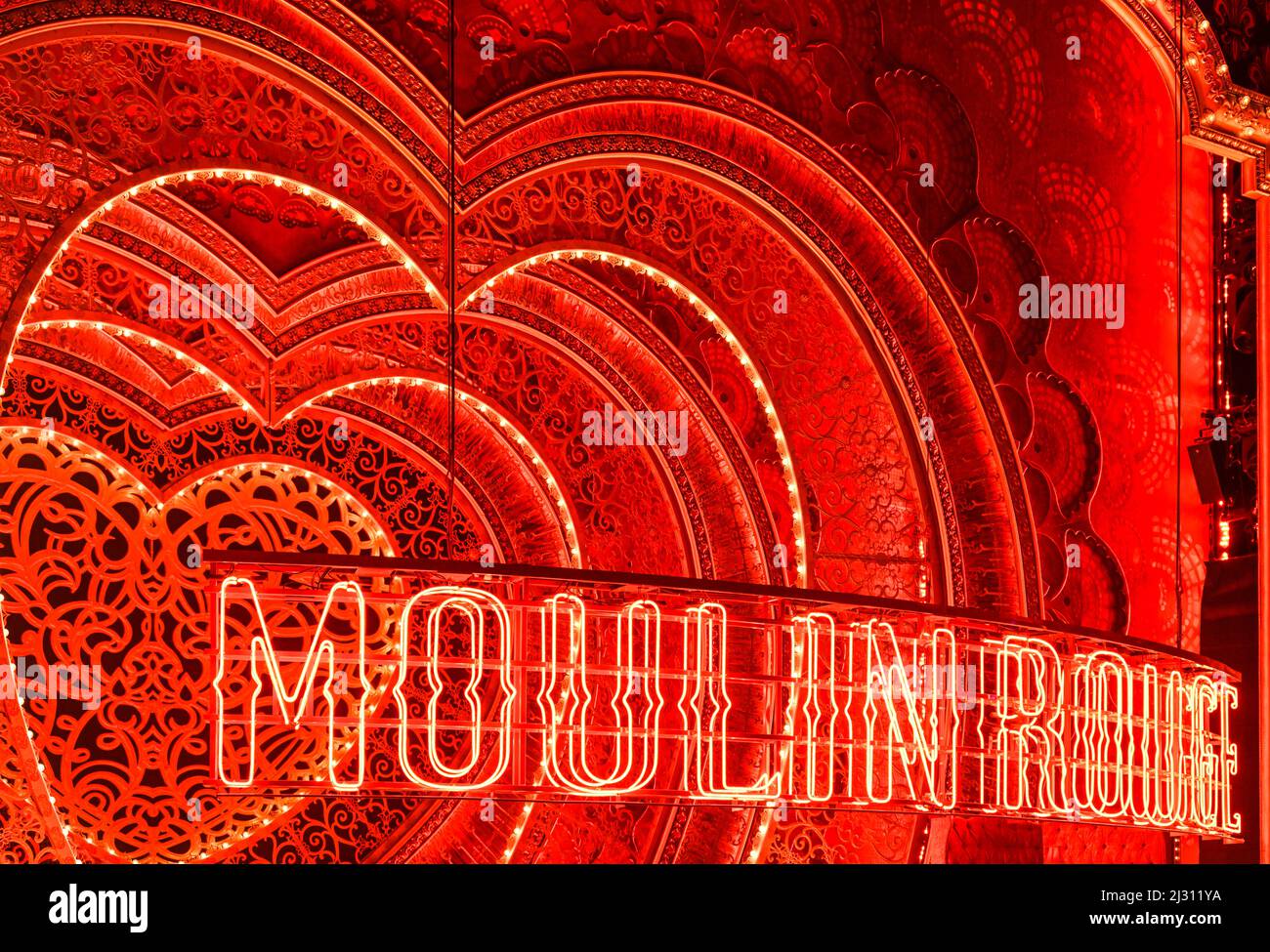 Scène et toile de fond au Broadway Show Moulin Rouge à New York Banque D'Images