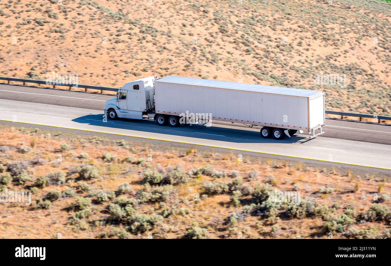 White semi-Truck court sur l'autoroute. Banque D'Images