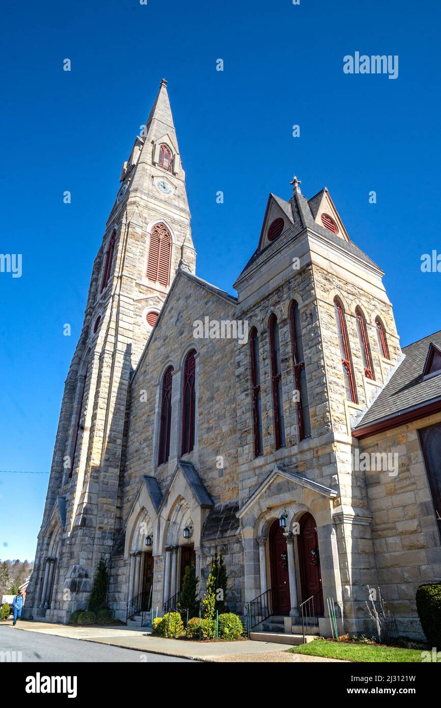 Goshen, NY - USA - 2 avril 2022 - vue verticale de trois quarts de la première église presbytérienne. Érigée en 1871, elle dispose d'une Wi Tiffany à trois panneaux Banque D'Images