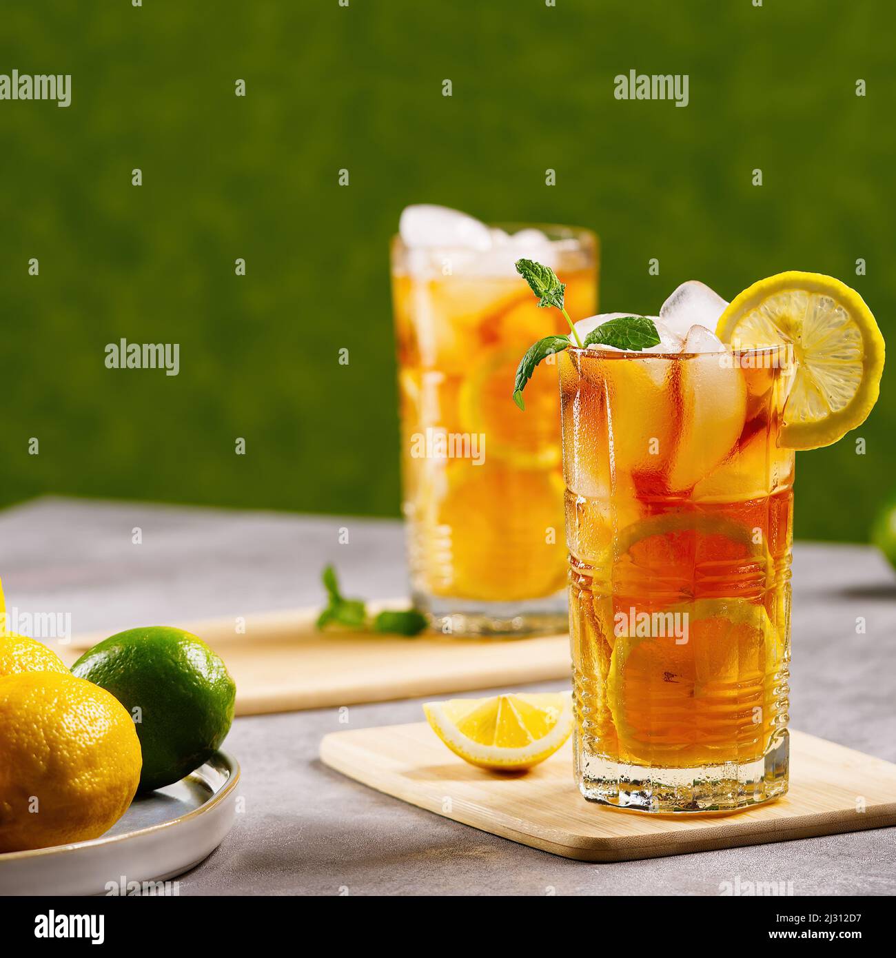 Thé glacé. Thé glacé traditionnel avec citron et glace dans de grands verres Banque D'Images