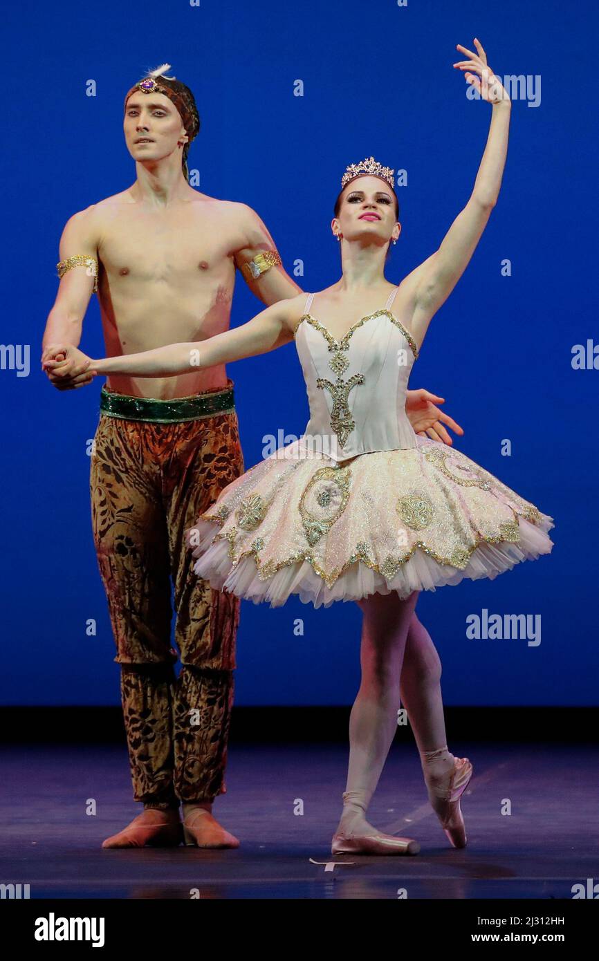 Naples, Italie. 04th avril 2022. Anastasya Gurskaya, danseuse de l'Opéra de Kiev, et Stanislav Olshanskyi, soliste, se sont produit sur scène lors du gala de collecte de fonds 'StandWithUkraine - Ballet for Peace' au théâtre San Carlo de Naples. Crédit : Agence photo indépendante/Alamy Live News Banque D'Images