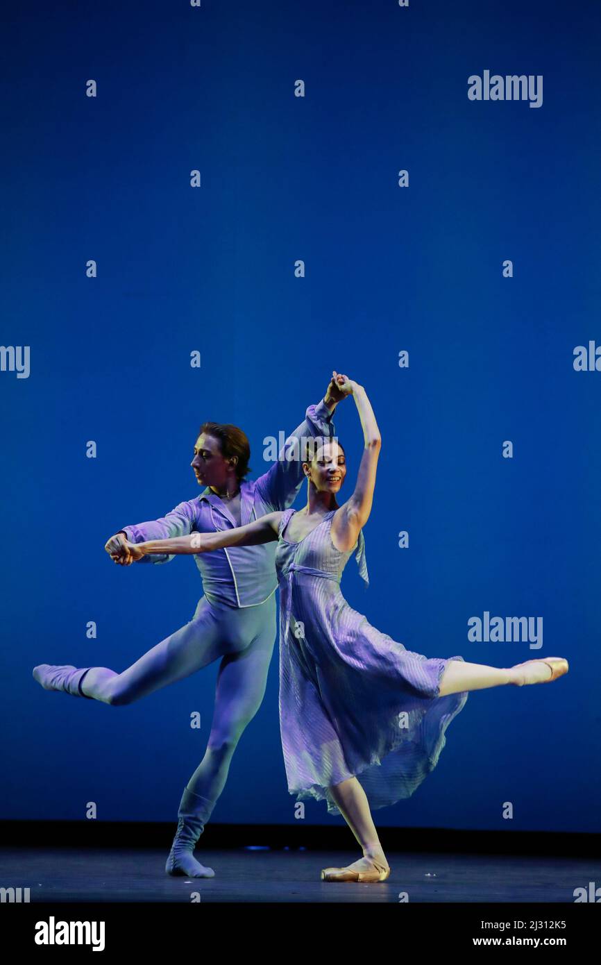 Naples, Italie. 04th avril 2022. La danseuse russe Maria Yakovleva (R) et la danseuse ukrainienne Denys Cherevychko (L) se sont produits sur scène lors du gala de collecte de fonds 'StandWithUkraine - Ballet for Peace' au théâtre San Carlo de Naples. Crédit : Agence photo indépendante/Alamy Live News Banque D'Images