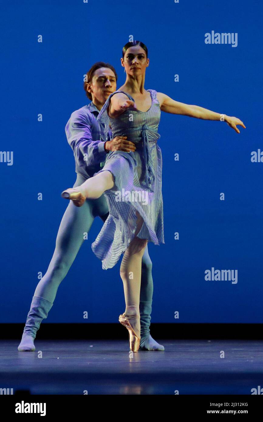 Naples, Italie. 04th avril 2022. La danseuse russe Maria Yakovleva (R) et la danseuse ukrainienne Denys Cherevychko (L) se sont produits sur scène lors du gala de collecte de fonds 'StandWithUkraine - Ballet for Peace' au théâtre San Carlo de Naples. Crédit : Agence photo indépendante/Alamy Live News Banque D'Images