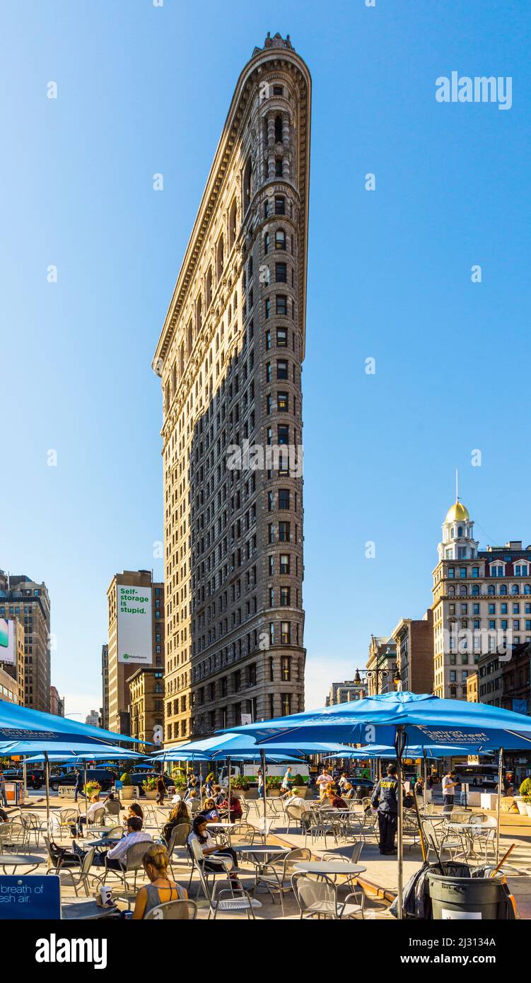 NEW YORK, USA - OCT 5, 2017: Les gens aiment s'asseoir à des chaises publiques de grand-voie avec WLAN gratuit et regarder la façade spectaculaire de Flatiron buildin Banque D'Images