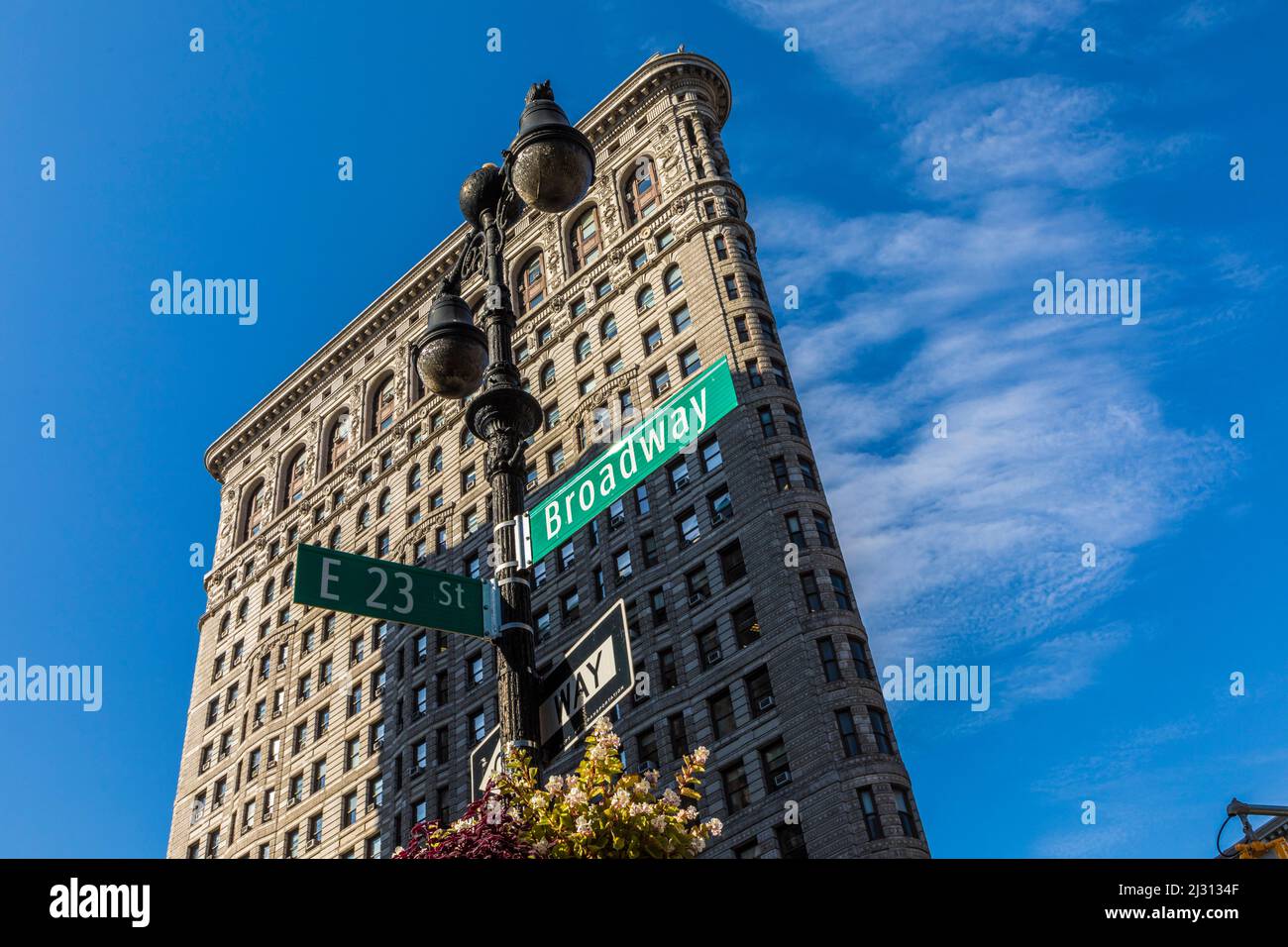 NEW YORK, Etats-Unis - OCT 5, 2017: Bâtiment Flatiron sur Manhattan avec le panneau de rue Broadway. Un bâtiment de 22 étages a été conçu par l'architecte de Chicago Daniel Banque D'Images