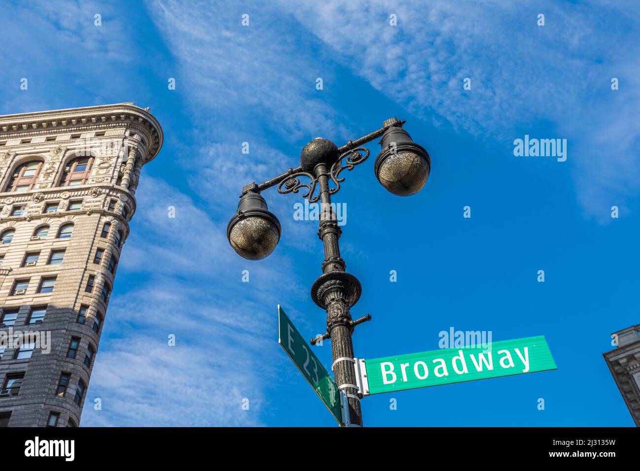 NEW YORK, Etats-Unis - OCT 5, 2017: Bâtiment Flatiron sur Manhattan avec le panneau de rue Broadway. Un bâtiment de 22 étages a été conçu par l'architecte de Chicago Daniel Banque D'Images