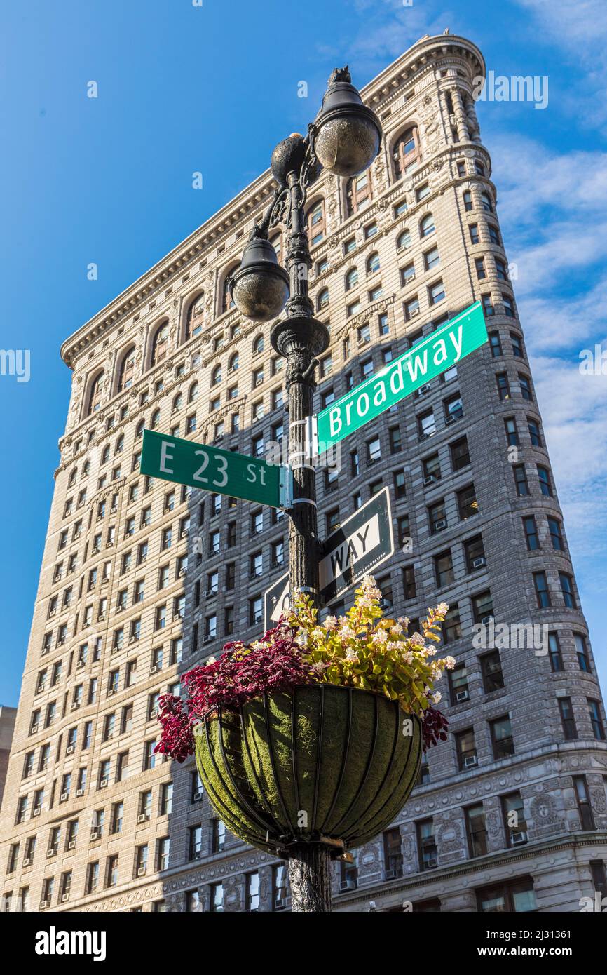 NEW YORK, Etats-Unis - OCT 5, 2017: Bâtiment Flatiron sur Manhattan avec le panneau de rue Broadway. Un bâtiment de 22 étages a été conçu par l'architecte de Chicago Daniel Banque D'Images