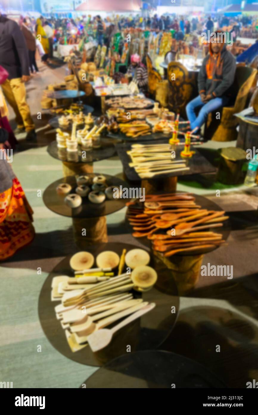 Image floue de Kolkata, Bengale-Occidental, Inde. Ustensiles en bois de kichen, appareils en bois de kichen , en vente pendant la foire d'artisanat. Banque D'Images