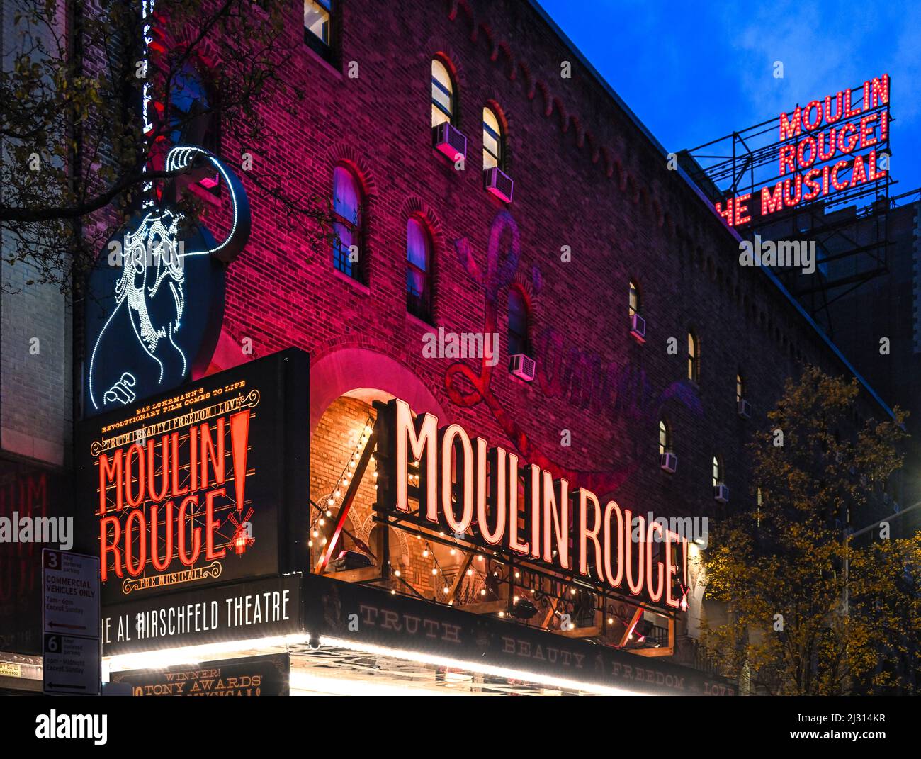 Panneau publicitaire et marquise pour le spectacle Moulin Rouge au Hirchfeld Theatre de New York Banque D'Images