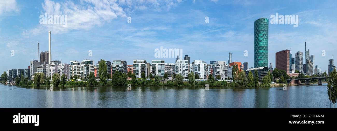 FRANCFORT, ALLEMAGNE - 24 AOÛT 2017 : nouveaux bâtiments du port ouest sur le main à Francfort. Le port ouest a été construit en 2006 et est cher Banque D'Images