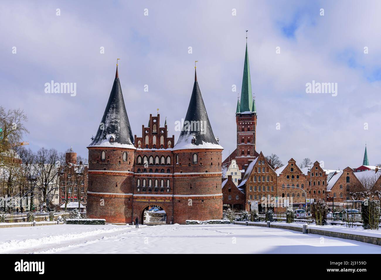 Église Saint-Pierre-et-39 avec maisons à Holsten Tor, Lübeck, baie de Lübeck, Schleswig-Holstein, Allemagne Banque D'Images