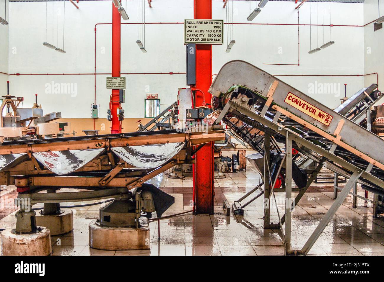 Nuwara Eliya - 15 août 2005 : à l'intérieur d'une usine de thé à Nuwara Eliya, Sri Lanka. Le thé représentant au Sri Lanka compte pour 12 pour cent du PIB, gener Banque D'Images