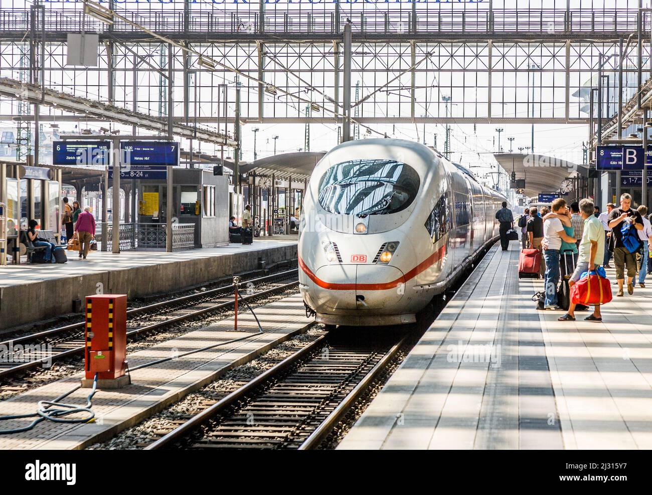 Francfort, Allemagne - 30 août 2008 : personnes arrivant ou partant à la gare centrale de Francfort, en Allemagne. La station a ouvert ses portes en 18 Banque D'Images