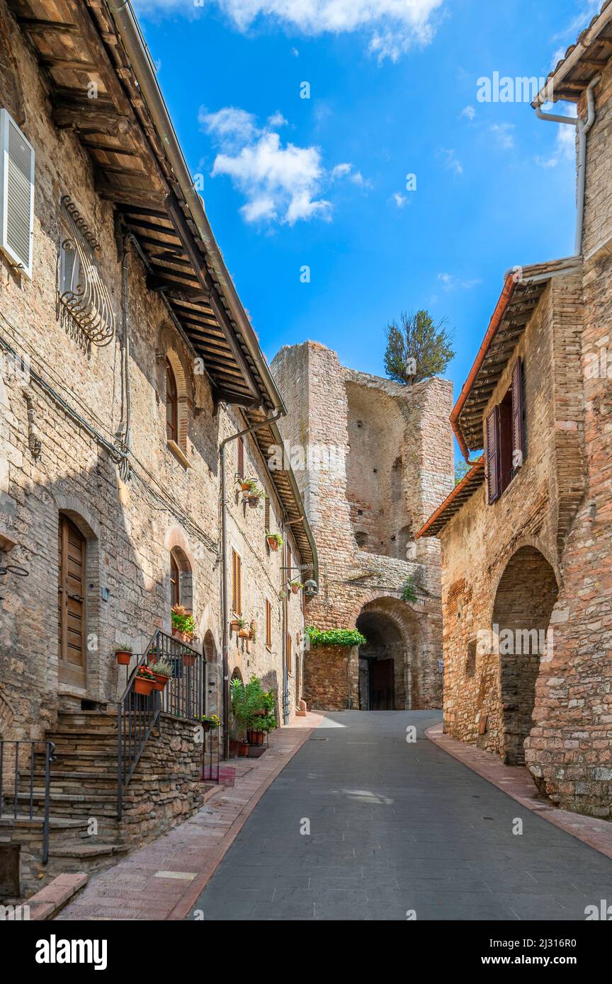 La Porta San Giacomo à Assise, province de Pérouse, Ombrie, Italie Banque D'Images
