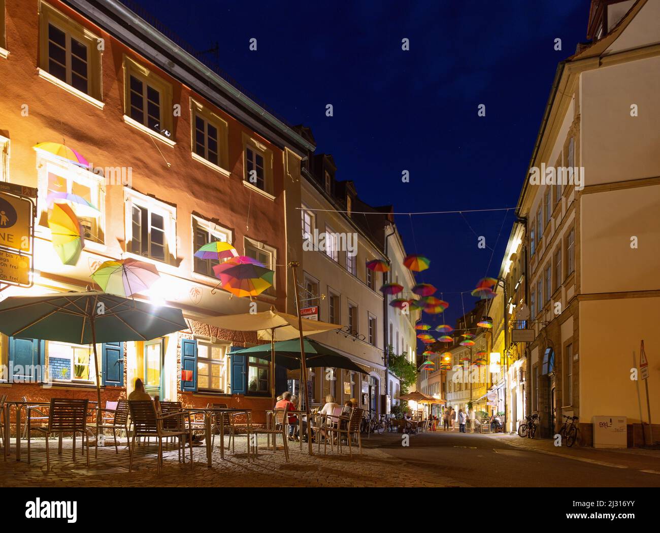 Bamberg, Australie avec parasols colorés le soir Banque D'Images