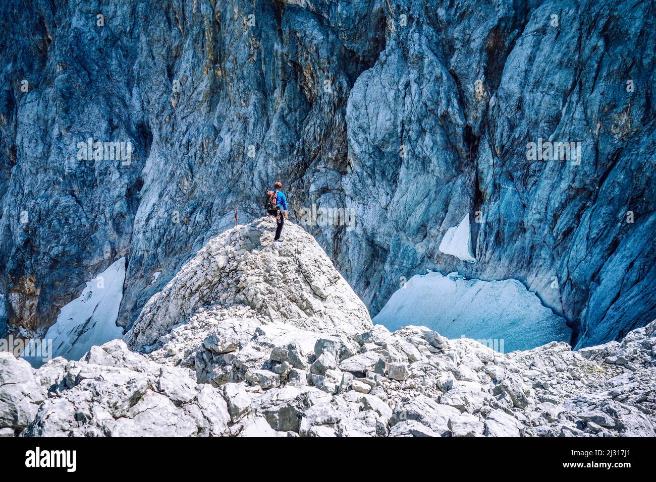 Grimpeurs à la sortie de l'âge de fer - une route d'escalade au-dessus de l'ancien Tunnelbauersteig à la Zugspitze, Wetterstein Banque D'Images