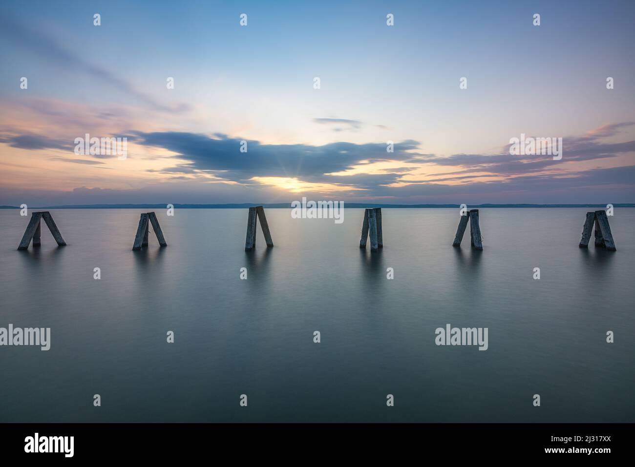 Coucher de soleil sur le lac Neusiedl à Burgenland, Autriche Banque D'Images