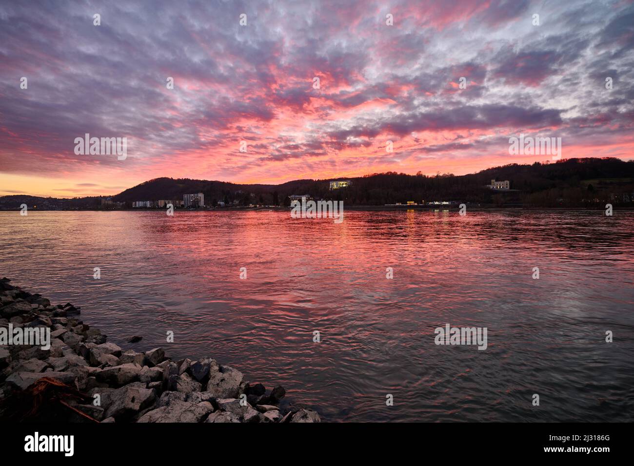 Ciel rouge du soir sur le Rhin, Bad Honnef, Rhénanie-du-Nord-Westphalie, Allemagne Banque D'Images