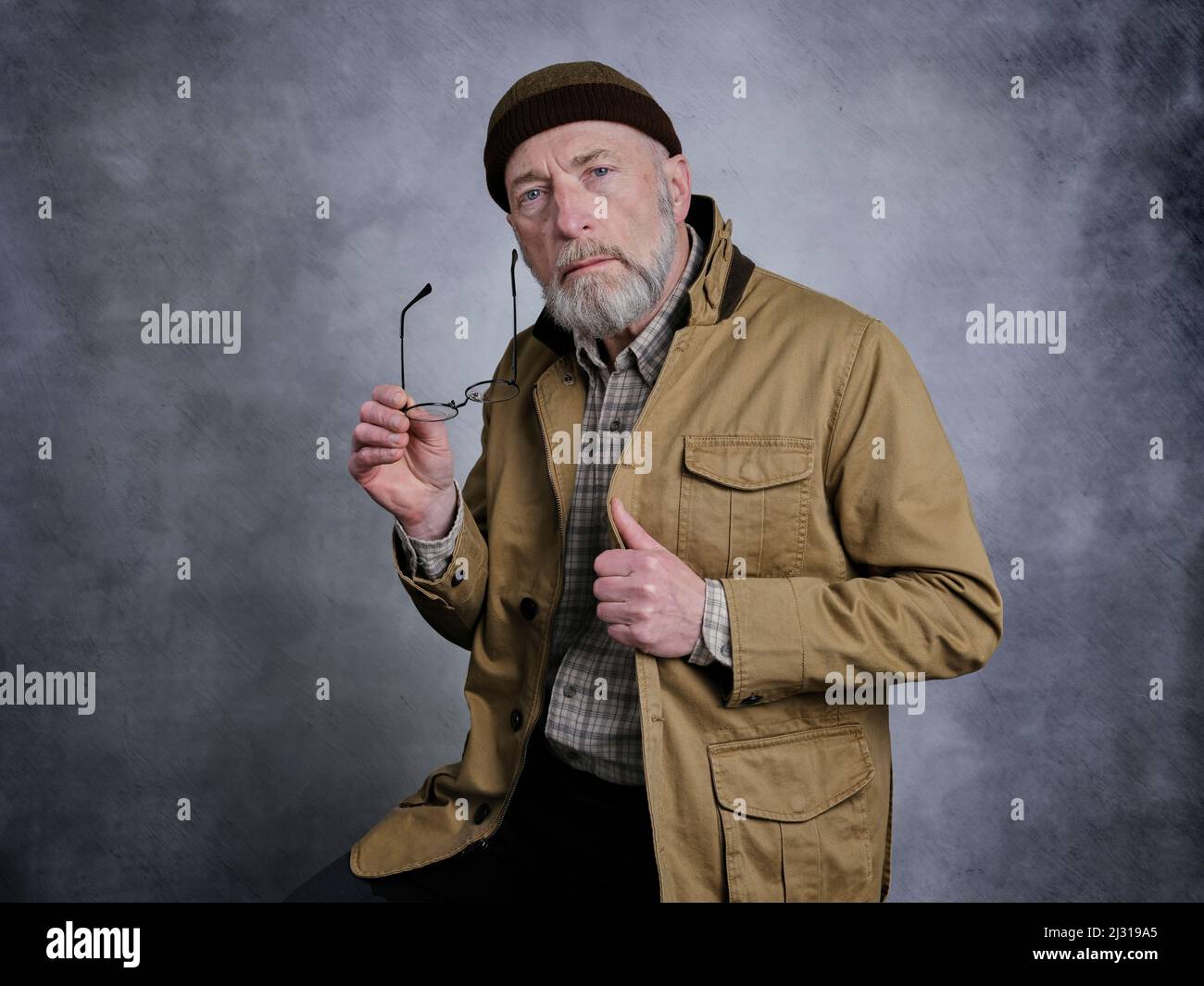 portrait de studio décontracté d'un homme âgé barbu portant des lunettes et  une casquette de docker Photo Stock - Alamy
