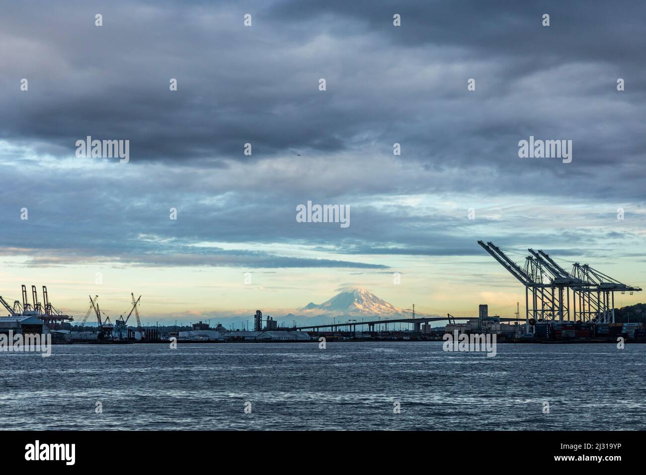 Vue sur les eaux d'Elliott Bay en direction du pont de Seattle Ouest, de Harbour Island et du mont Rainier. Banque D'Images