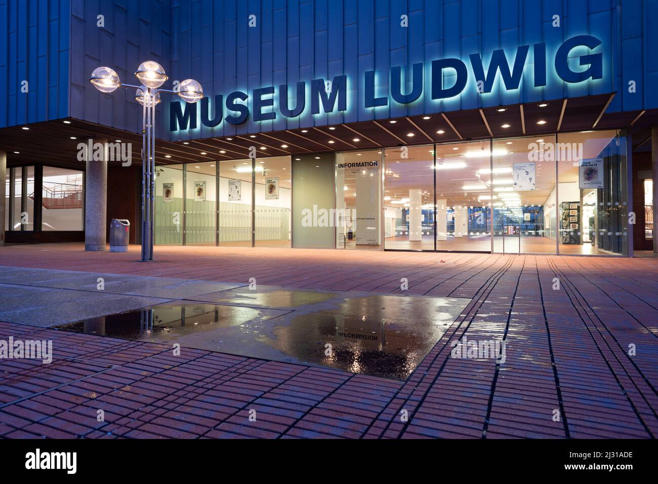 Entrée au musée Ludwig, Cologne, Rhénanie-du-Nord-Westphalie, Allemagne, Europe Banque D'Images