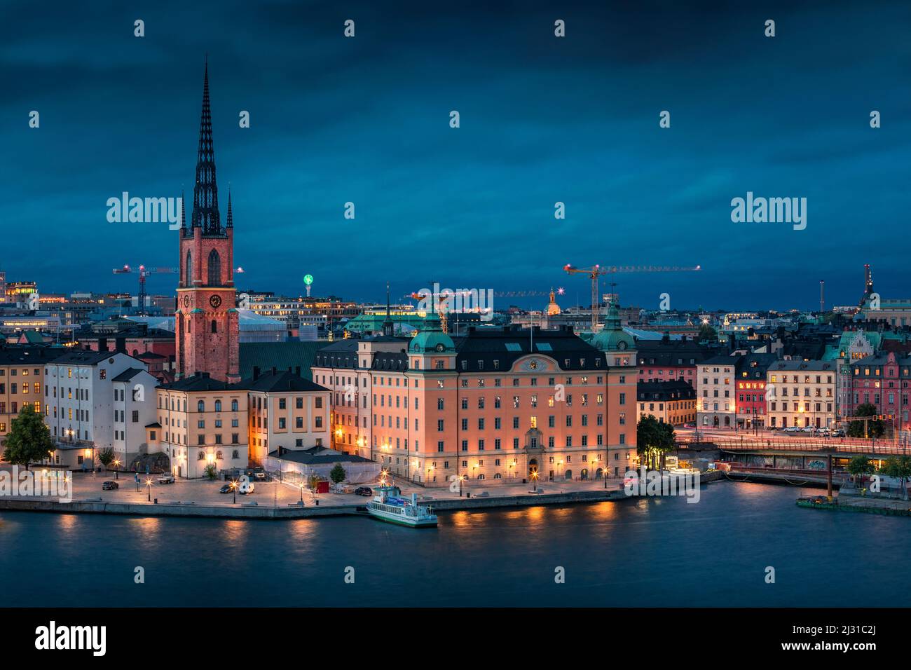 Horizon illuminé de Stockholm la nuit avec l'église Riddarholmskyrkan sur l'île de la vieille ville de Gamla Stan en Suède Banque D'Images