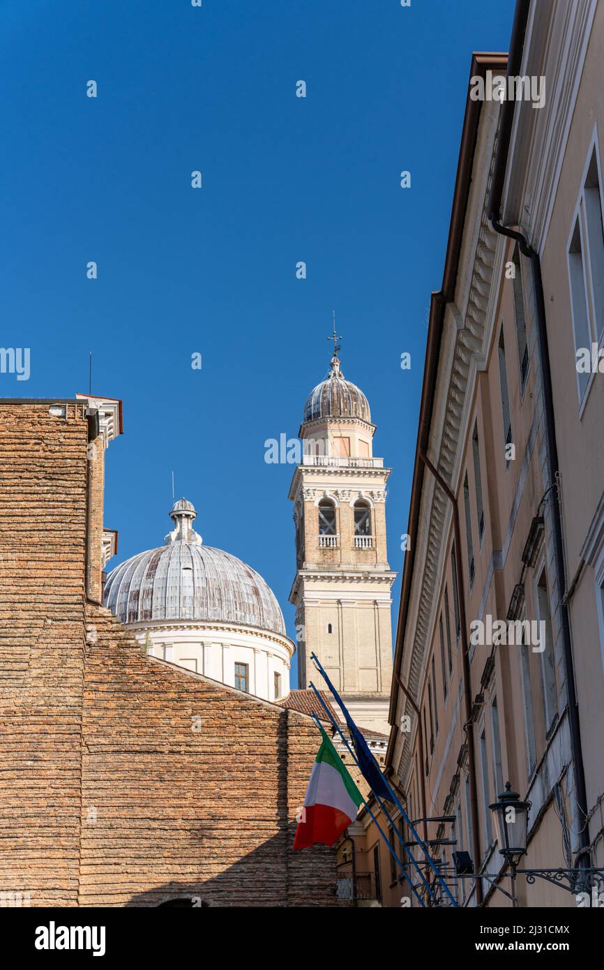 Vue extérieure de l'église de l'abbaye de Santa Giustina à Padoue, Italie. Banque D'Images