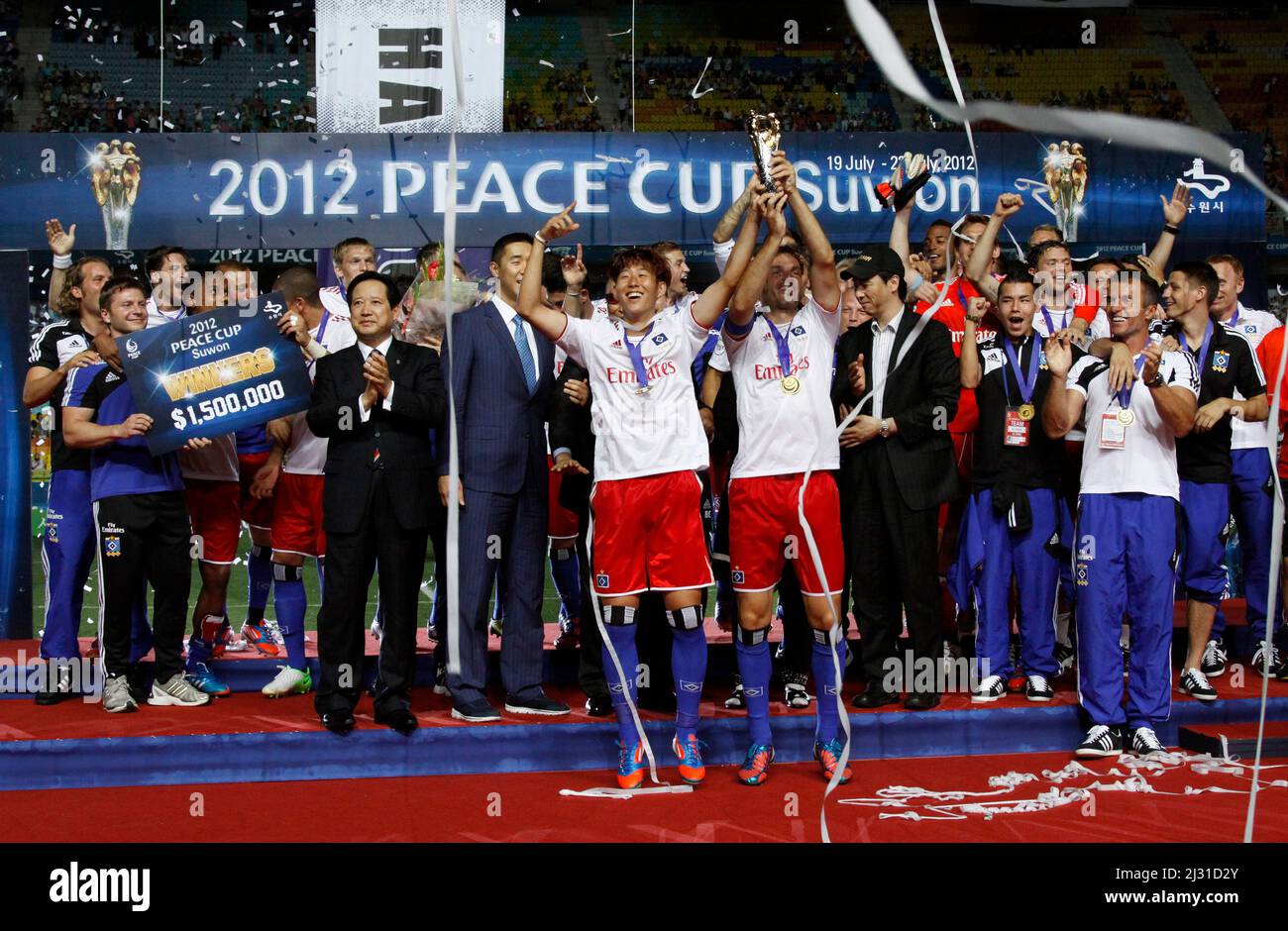 22 juillet 2012 - Corée du Sud, Suwon : Heung min son, à gauche, et Heiko Westermann du Hamburger SV d'Allemagne, ont remporté un trophée de champion après avoir remporté le match contre le Seongnam Ilhwa FC de Corée du Sud lors de leur finale de la coupe de la paix 2012 à Suwon, en Corée du Sud, le dimanche 22 juillet 2012. Hamburger SV a remporté le match 1-0. Banque D'Images