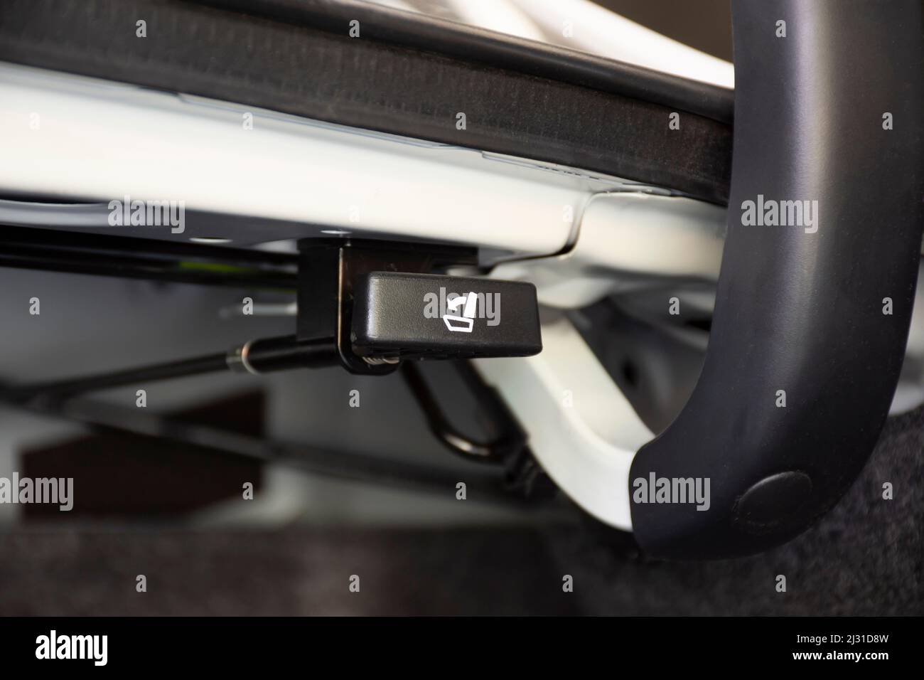 Bouton de rabattement du deuxième siège de la voiture dans le coffre de la voiture Banque D'Images
