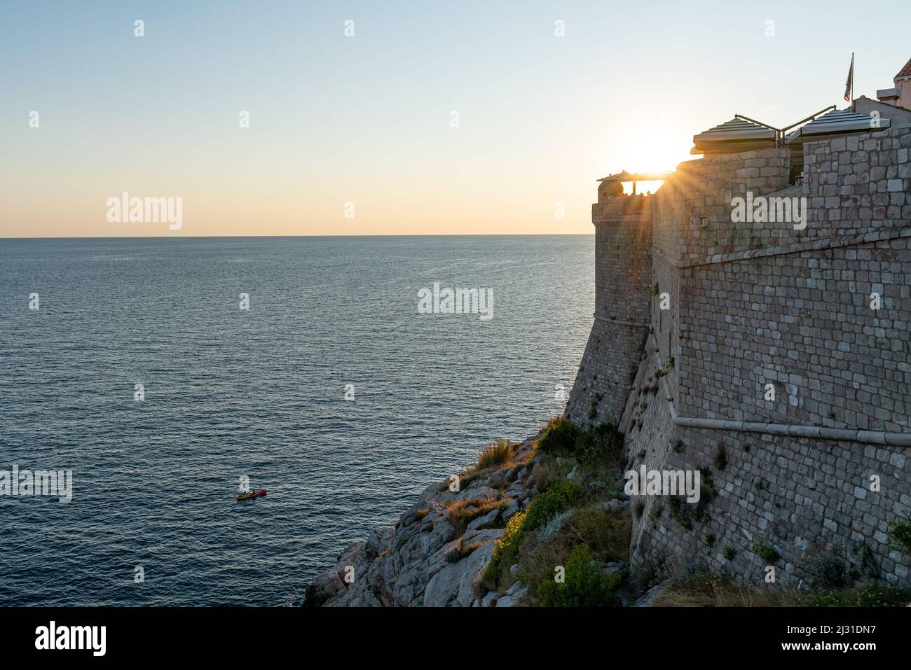 Coucher de soleil avec vue sur la mer et les remparts de la vieille ville de Dubrovnik, Dalmatie, Croatie. Banque D'Images