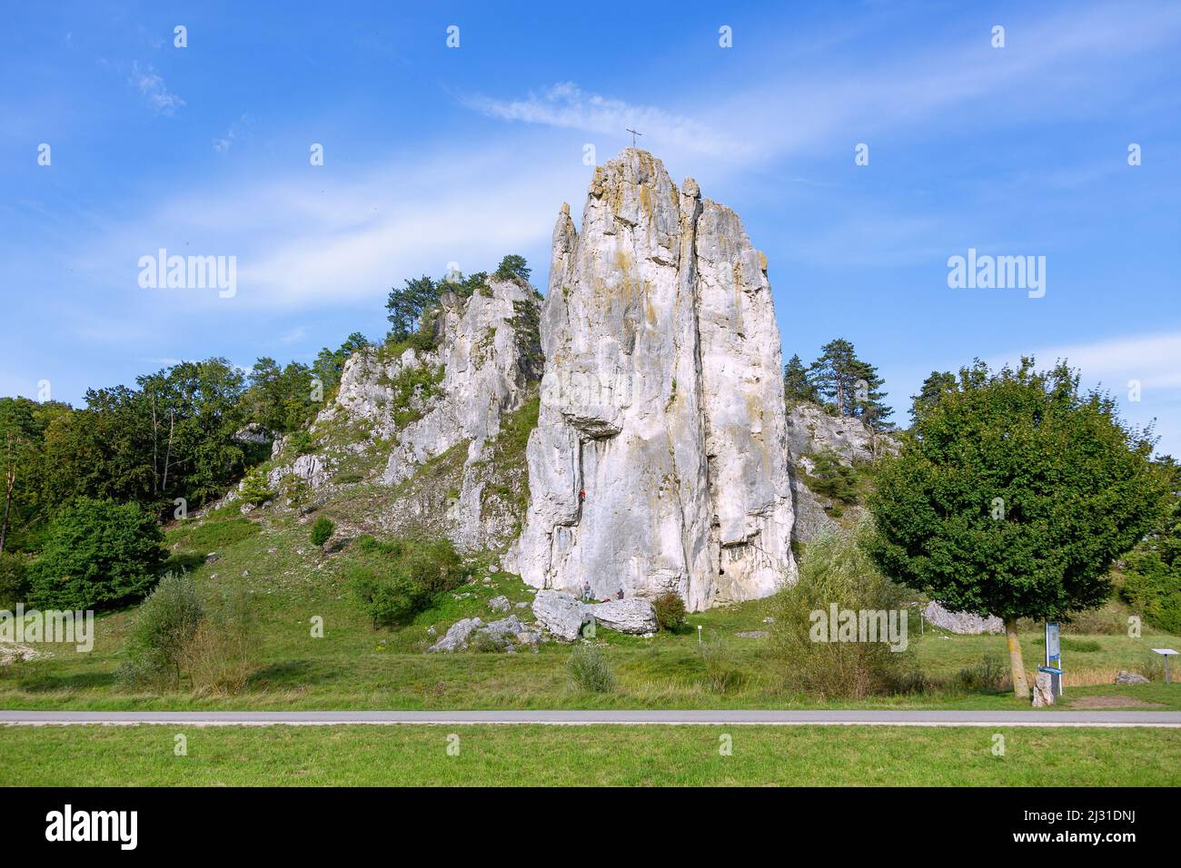 Dollnstein; Burgstein; rochers grimpants, Altmühltalradweg Banque D'Images