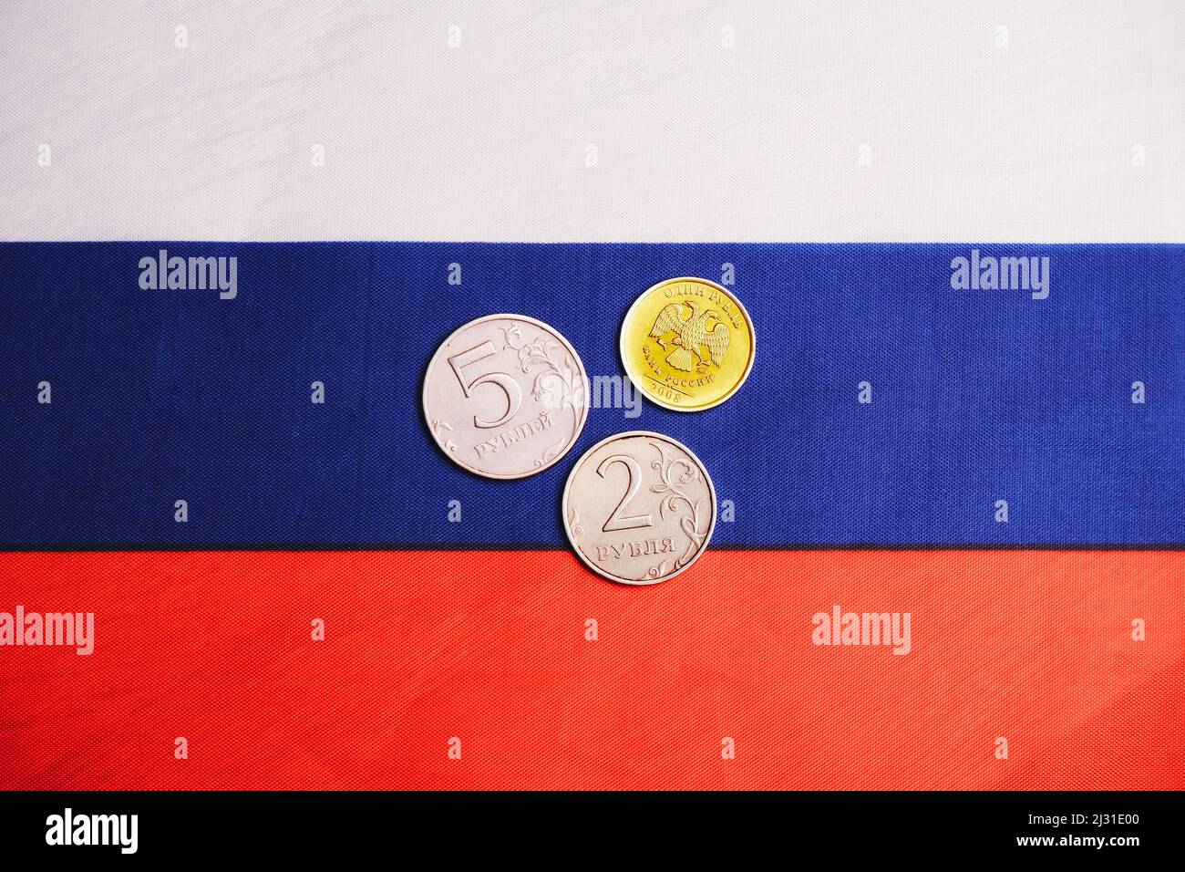 Rouble russe pièces d'or et de métal sur le drapeau de la russie Banque D'Images