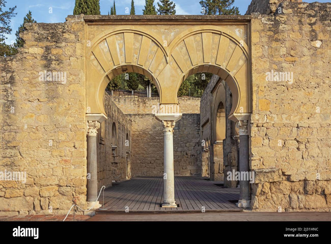 Vue frontale de la salle basilique supérieure de Medina Azahara, un site archéologique juste à l'extérieur de Cordoue Banque D'Images