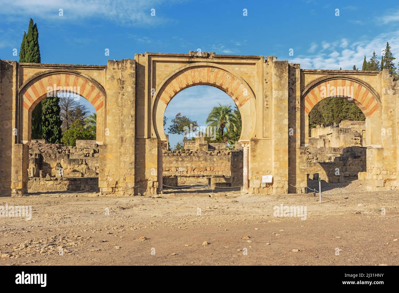 Vue frontale du grand portique est de Medina Azahara, un site archéologique juste à l'extérieur de Cordoue Banque D'Images