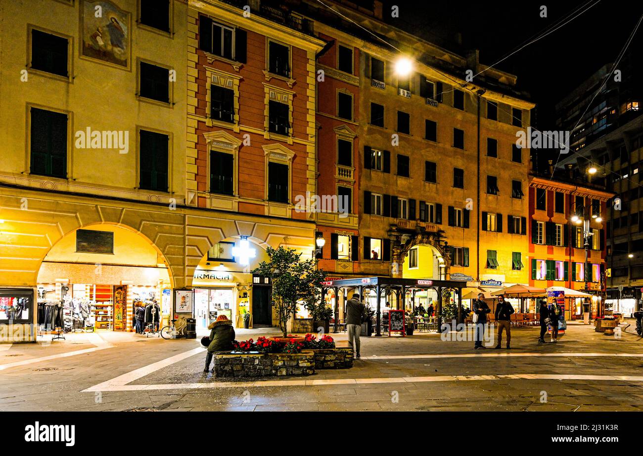 Piazza Cavour dans la vieille ville de Rapallo dans la soirée, Rapallo, Ligurie, Riviera di Levante, Italie Banque D'Images