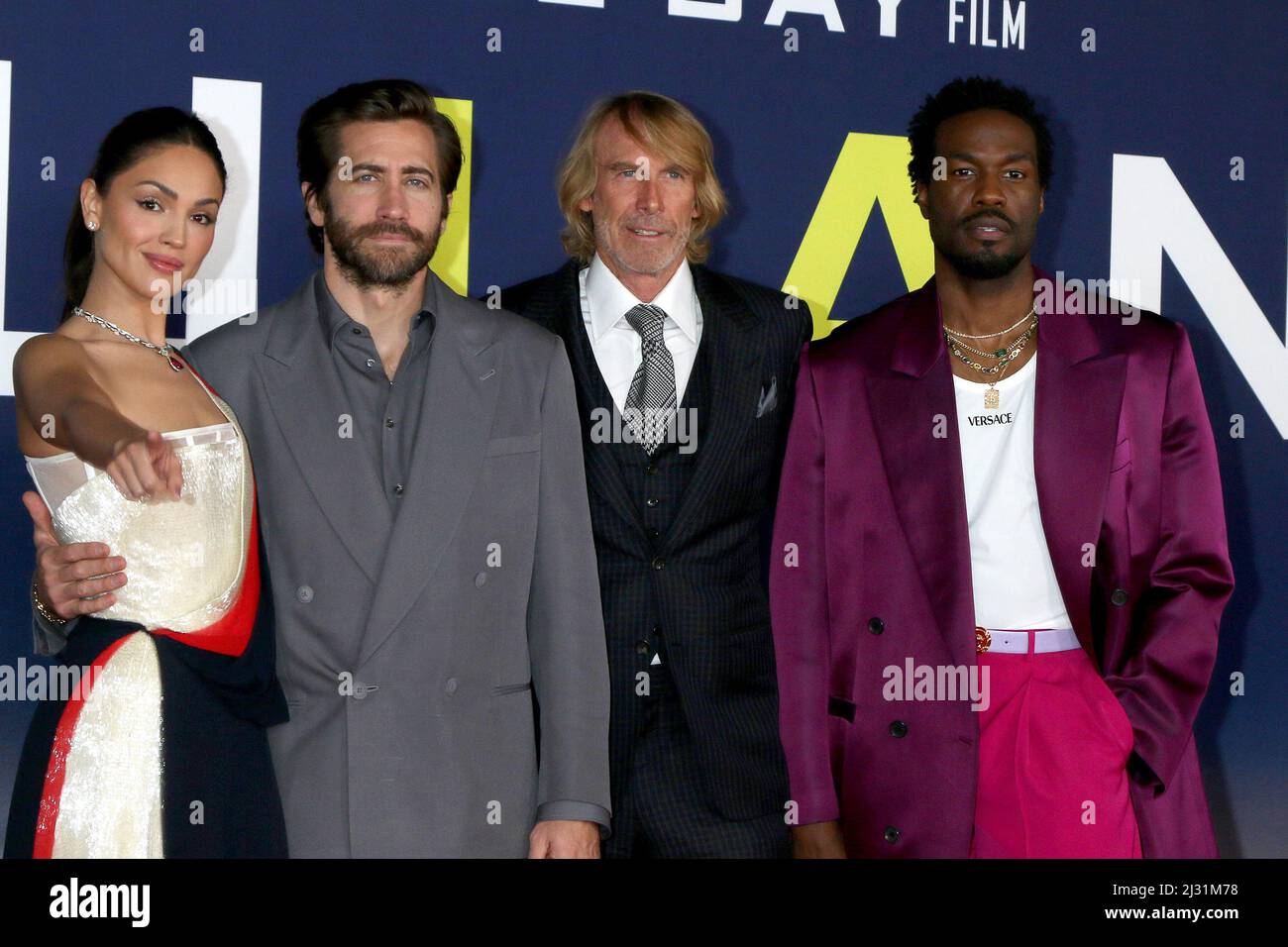 LOS ANGELES - APR 4: Eiza Gonzalez, Jake Gyllenhaal, Michael Bay, Yahya Abdul-Mateen II à la première Ambulance au Musée de l'Académie le 4 avril 2022 à Los Angeles, CA Banque D'Images