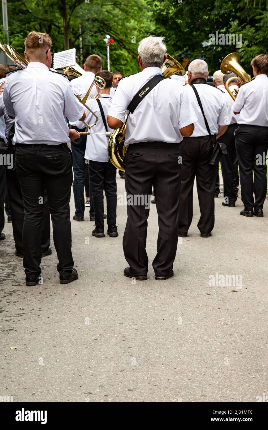 Porąbka, Pologne - 8 août 2021. Représentation de rue avec bracelet en laiton. Des musiciens amateurs en chemises blanches jouent des instruments à vent pendant un concert. Banque D'Images