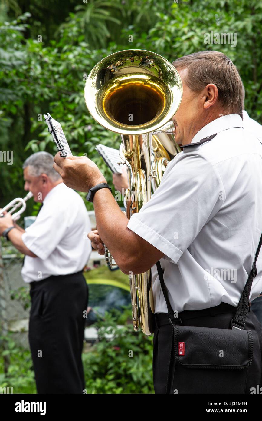 Porąbka, Pologne - 8 août 2021. Représentation de rue avec bracelet en laiton. Des musiciens amateurs en chemises blanches jouent des instruments à vent pendant un concert. Banque D'Images