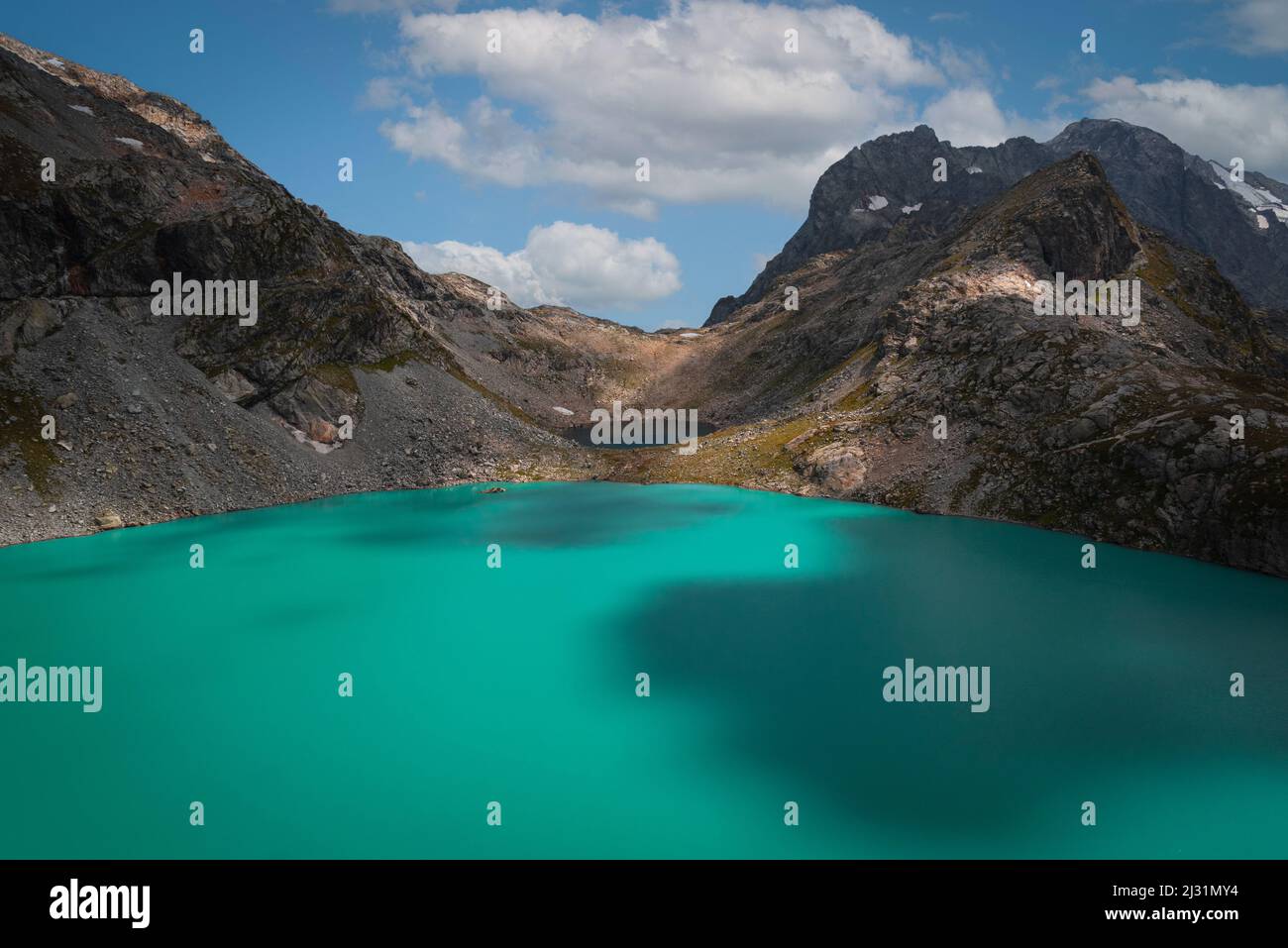 Magnifique lac de montagne Klukhor avec eau turquoise à Karachay-Cherkessia  Photo Stock - Alamy