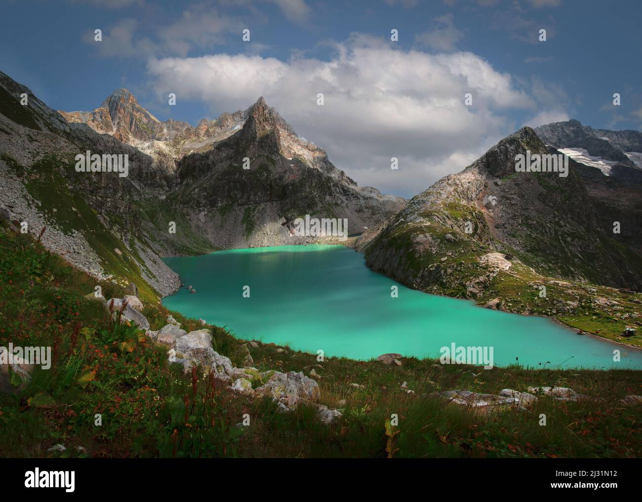 Magnifique lac de montagne Klukhor avec eau turquoise à Karachay-Cherkessia  Photo Stock - Alamy