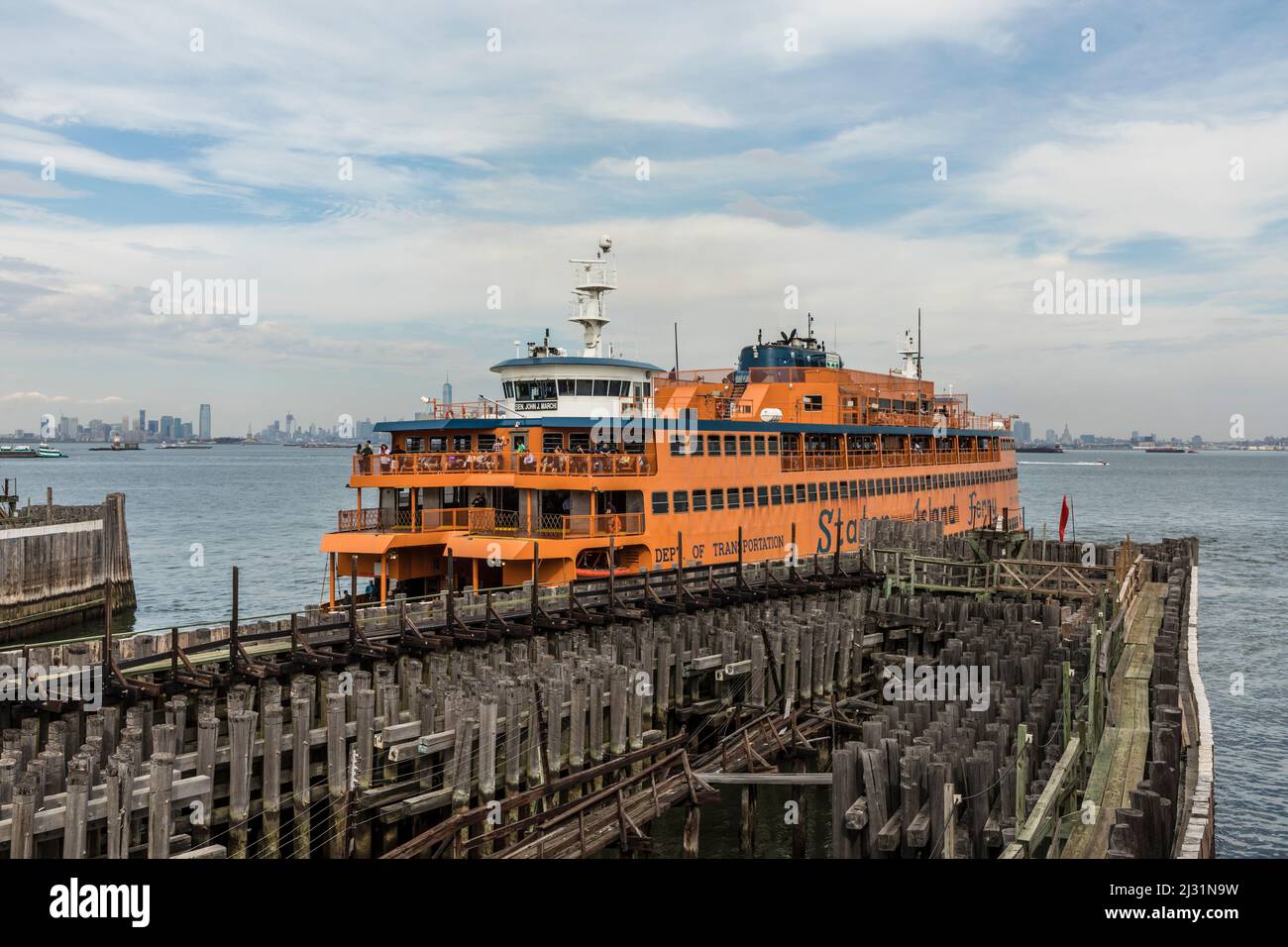 NEW YORK, Etats-Unis - OCT 5, 2017: staten Island ferry à la jetée. Le ferry relie Manhattan à Staten Island et est offert gratuitement pour tout le monde Banque D'Images