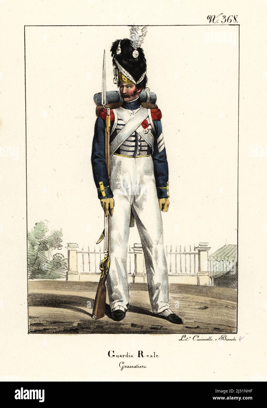 Uniforme d'un Grenadier d'infanterie avec la Garde royale française, Bourbon Restoration. En peau de barbe avec brosse, manteau bleu avec grenouilles blanches, épaulettes cramoisi, pantalons, avec mousquet et sac à dos. Garde Royale, Grenadier. Lithographie de couleur main par Lorenzo Bianchi et Domenico Cuciniello d'après Hippolyte Lecomte de Costuci civili e militari della monarchia francese dal 1200 al 1820, Naples, 1825. Édition italienne des costumes civils et militaires de Lecomte de la monarchie française de 1200 à 1820. Banque D'Images