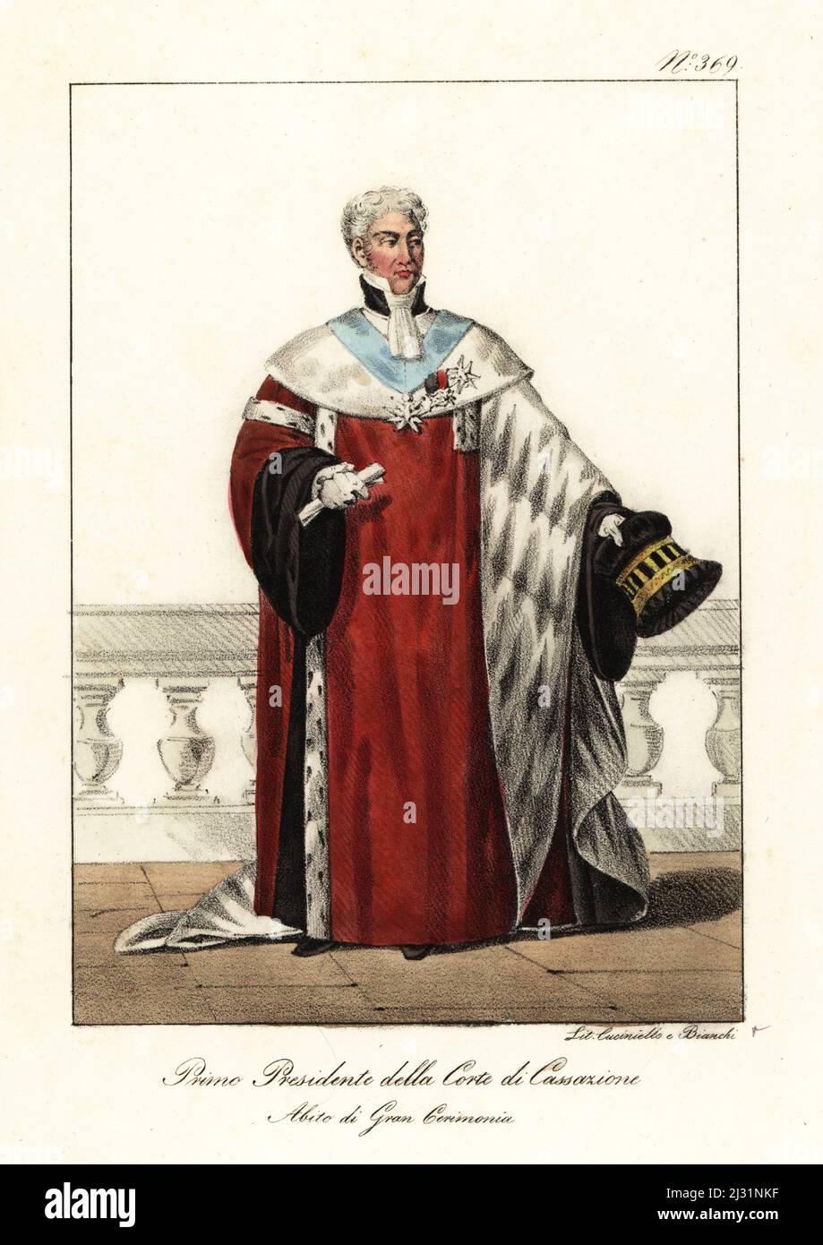 Robes de cérémonie du Premier Président de la Cour de cassation française, Bourbon Restoration. Peignoirs en velours avec doublure en hermine. Fondée en 1790 pendant la Révolution française. Premier président de la Cour de Cassation, Costume des grandes cérémonies. Lithographie de couleur main par Lorenzo Bianchi et Domenico Cuciniello d'après Hippolyte Lecomte de Costuci civili e militari della monarchia francese dal 1200 al 1820, Naples, 1825. Édition italienne des costumes civils et militaires de Lecomte de la monarchie française de 1200 à 1820. Banque D'Images