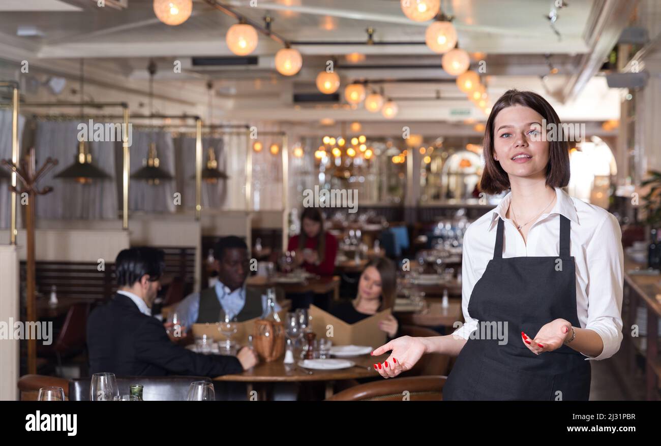 Une serveuse rencontre les clients au restaurant Banque D'Images