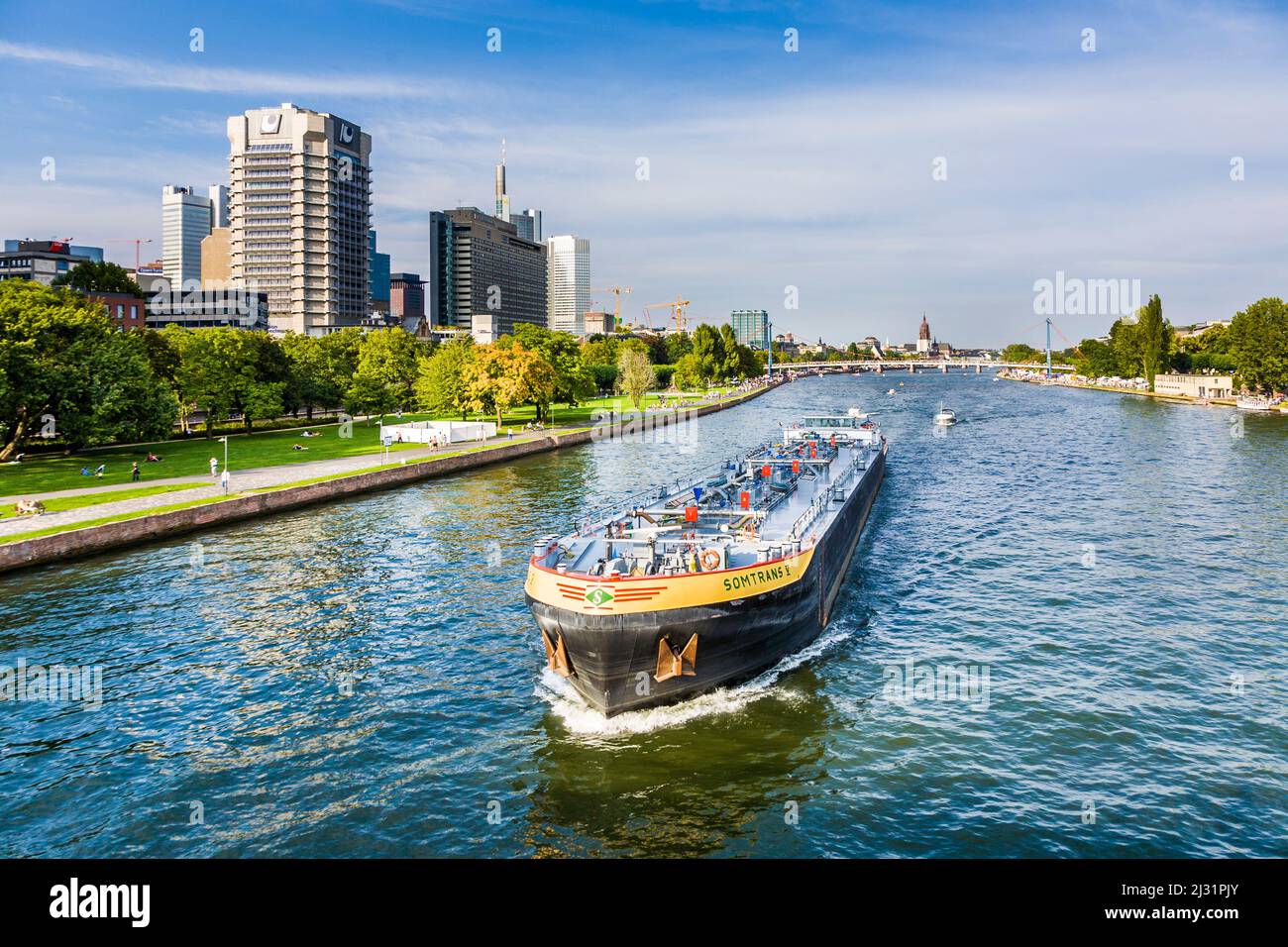 Francfort, Allemagne - 30 août 2008 : vue sur le fleuve principal avec bateau et horizon à Francfort, Allemagne. La rivière main d'une longueur de 527 km est le m Banque D'Images