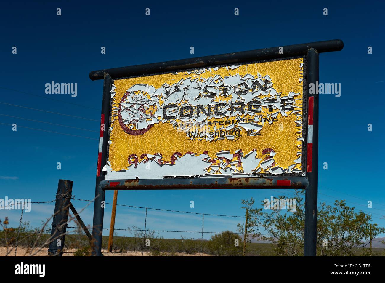 Signe coloré de compagnie d'altération contre un ciel bleu profond, Wickenburg, Arizona, États-Unis Banque D'Images