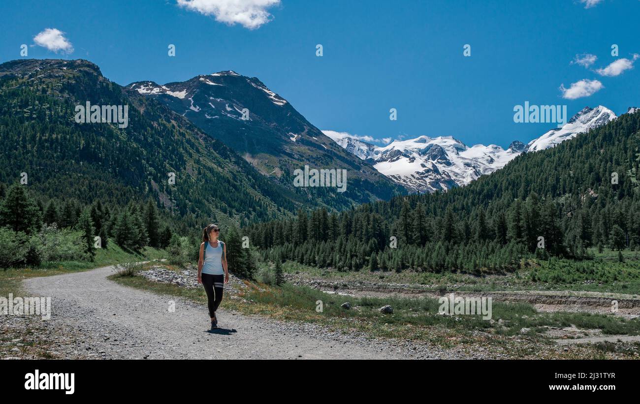 Femme randonnée sur le glacier Morteratsch dans l'Engadine dans les Alpes suisses en été Banque D'Images