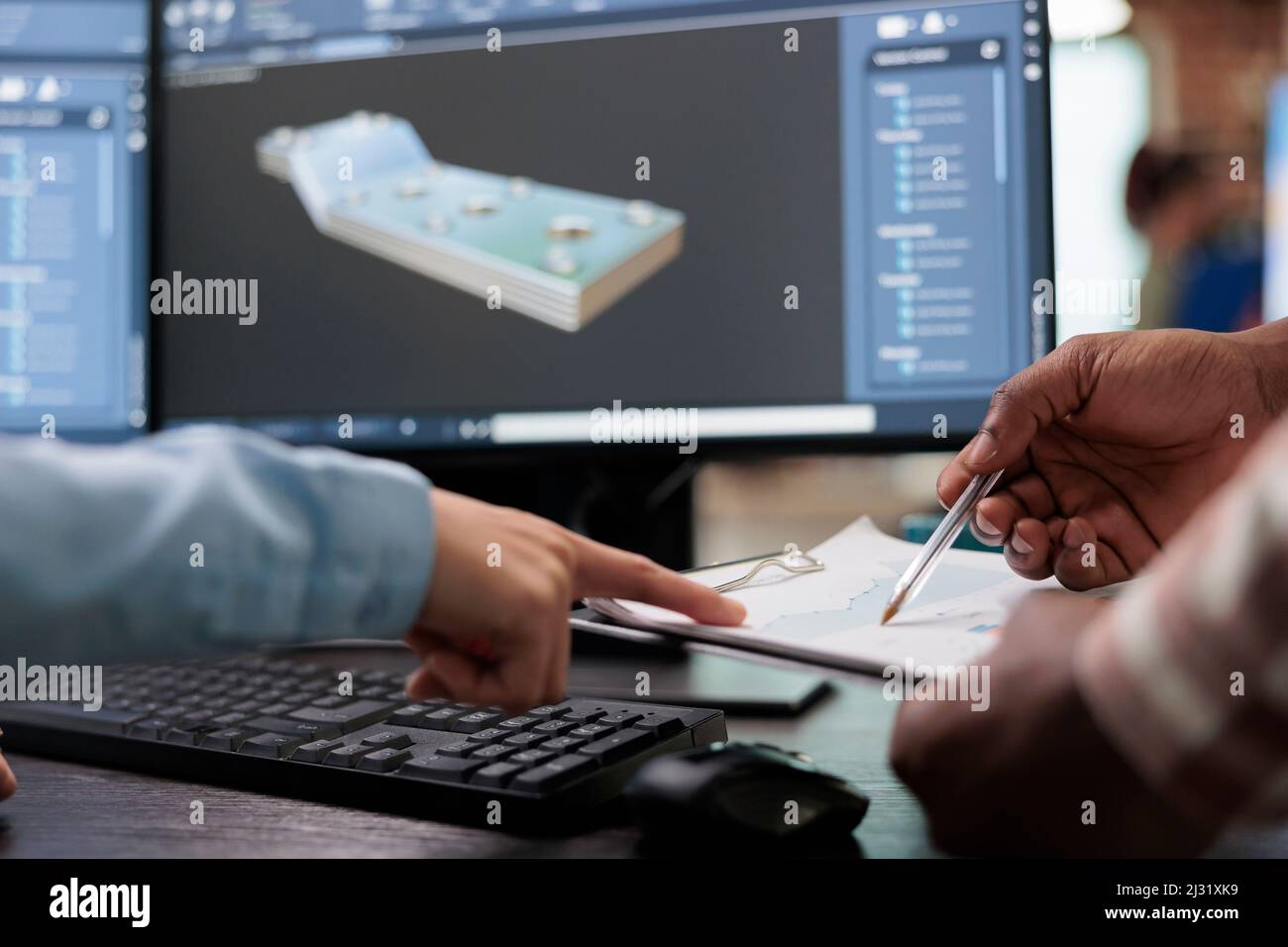 Gros plan des employés du secteur créatif avec presse-papiers et logiciel de modélisation 3D avancé ouvert en arrière-plan. 3D artistes numériques qui examinent le plan de scène du croquis et les temps de rendu simulés, Banque D'Images