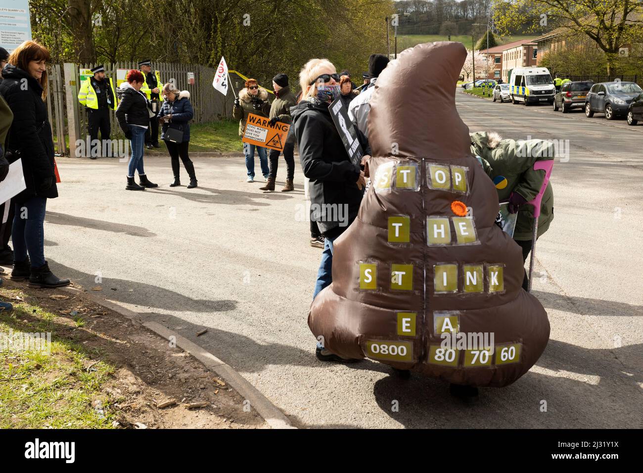 Des manifestants manifestent à l'extérieur du site d'enfouissement des déchets de la carrière de Walleys Silverdale en raison de l'odeur pourrie d'où la campagne « faites le plein de pierres » Banque D'Images